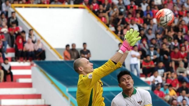 Timnas Indonesia (kanan) dianggap masih lemah dalam satu lawan satu dan bola-bola atas.