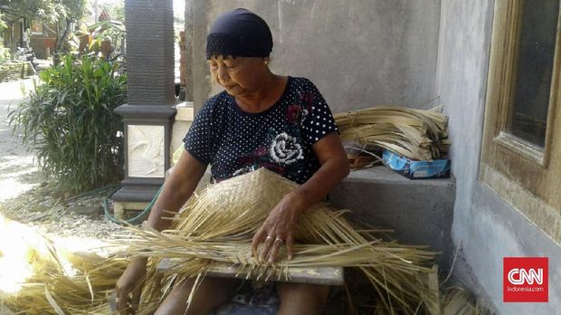 Melihat Proses Panjang Kerajinan  Topi Caping di Ponorogo 