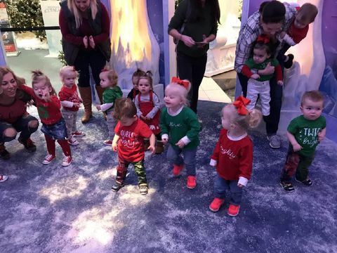 Saat 20 anak kembar photoshoot bareng santa claus