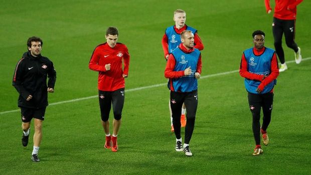 Para pemain Spartak Moskow bersiap melakoni laga terakhir Grup E Liga Champions lawan Liverpool. (