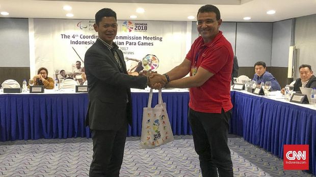 Sekjen APC Tarek Souei (kanan) berjabat tangan dengan Presiden INAPGOC Raja Sapta Oktohari.