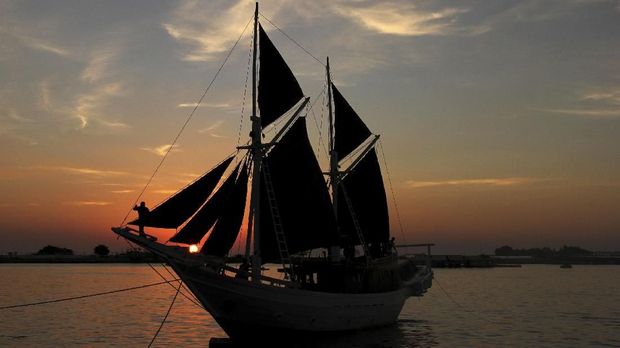 Kapal pinisi ikut dipamerkan di Museum Bahari.