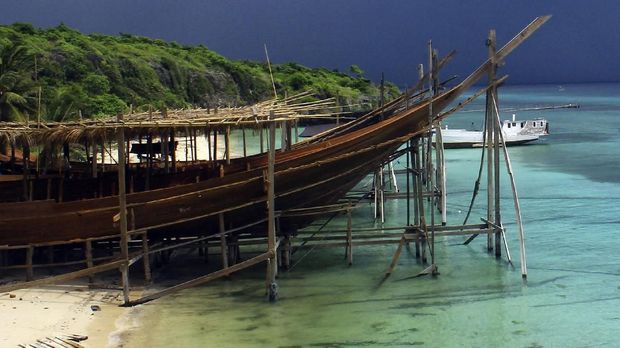 Prosesi adat membuat Pinisi dilakukan mulai dari pemilihan kayu hingga peluncuran.