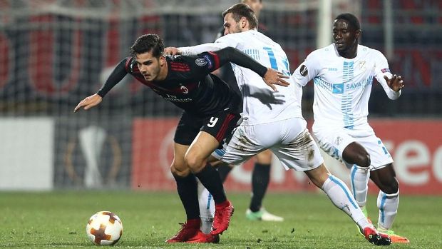 AC Milan tetap lolos ke babak 32 besar meski kalah di laga terakhir fase grup.