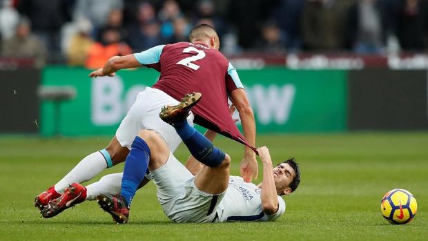 Alvaro Morata dibuat tak berkutik saat memperkuat Chelsea menghadapi West Ham United. (