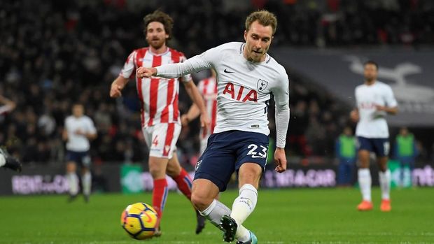 Christian Eriksen mencetak gol terakhir Tottenham Hotspur ke gawang Stoke City, Sabtu (9/12).