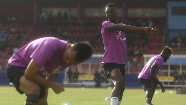 Bek lokal yang dibutuhkan Sriwijaya FC bisa menjadi pendamping Mahamadou N'Diaye (kanan)