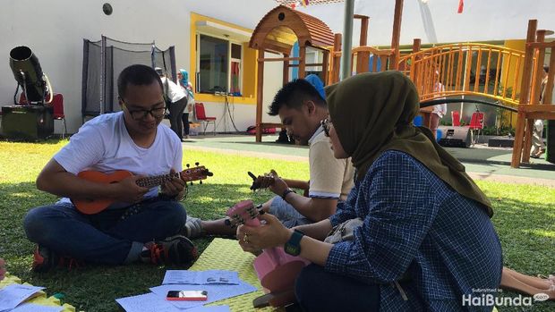 Orang tua Alea juga belajar ukulele