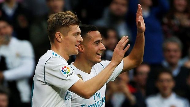Toni Kroos dan Lucas Vazquez merayakan gol Real Madrid ke gawang Sevilla, Sabtu (9/12).