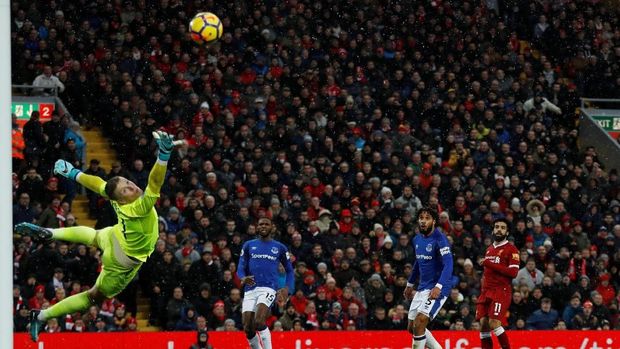 Bola yang dilepaskan Mohamed Salah tidak bisa dijangkau kiper Everton, Jordan Pickford.