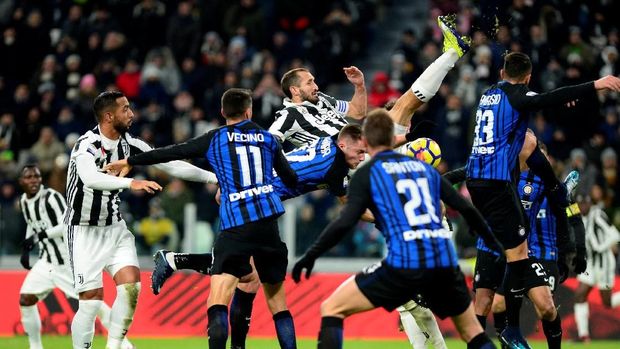 Giorgio Chiellini harus ekstra waspada menghadapi serangan pemain Internazionale Milan.