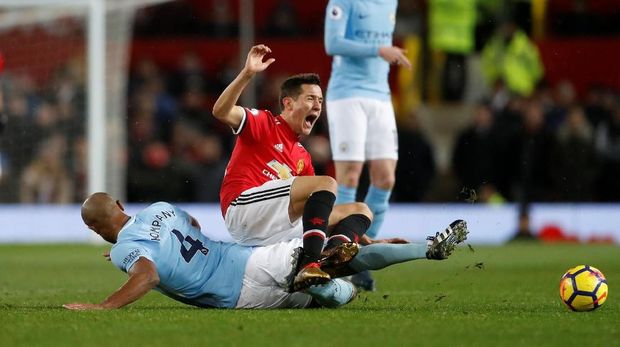 Ander Herrera sempat dijatuhkan Vincent Kompany sebelum dianggap diving oleh wasit. (