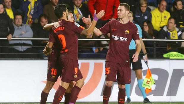 Luis Suarez menyambut selebrasi Thomas Vermaelen setelah mencetak gol pembuka kemenangan Barcelona atas Villarreal, Minggu (10/12).