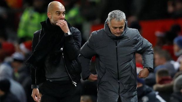 Jose Mourinho (kanan) tertunduk lesu setelah kalah dari Manchester City pada Minggu (10/12).