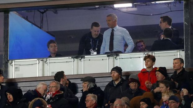 Noel Gallagher diundang dalam program acara Super Sunday Sky Sports bersama Gary Neville