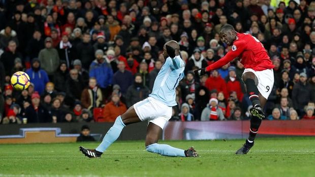 Romelu Lukaku gagal mencetak gol ke gawang Manchester City. (