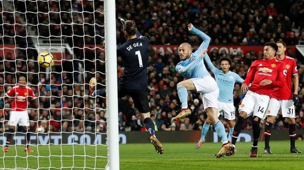 Manchester City unggul 11 angka atas Manchester United.