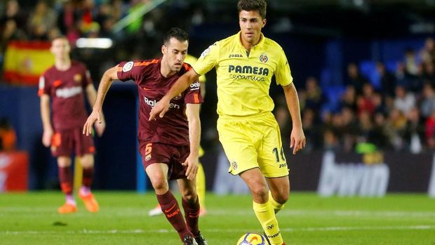 Pelanggaran Daniel Raba terhadap Sergio Busquets (kiri) berdampak buruk bagi Villarreal. (