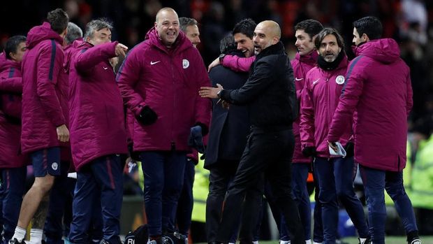 Pep Guardiola menerapkan pola permainan yang sama di setiap kesebelasan yang dilatih.