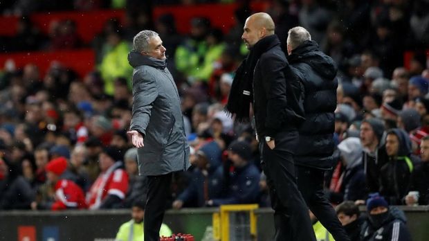 Jose Mourinho sempat berdebat dengan Pep Guardiola pada derby Manchester. (