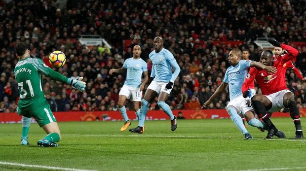 Romelu Lukaku mendapat kritik setelah membela MU dalam laga kontra Manchester City.