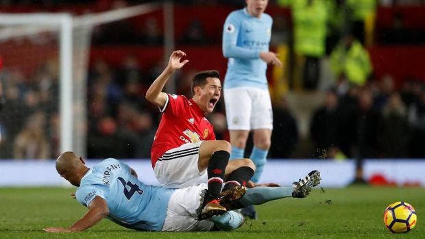 Benturan-benturan keras antar-pemain turut mewarnai duel Manchester United vs Manchester City.