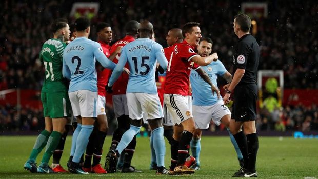 Ander Herrera (ketiga dari kanan) mendapat kartu kuning karena dianggap melakukan diving. (