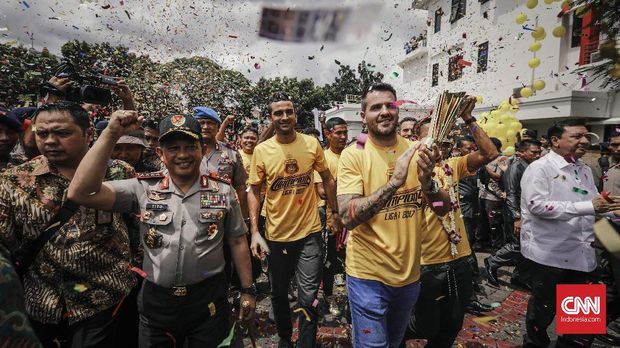 Para pemain Bhayangkara FC saat melakukan arak-arakan di Jakarta. (