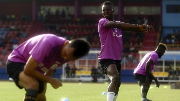 Mahamadou N'Diaye (tengah) menjadi salah satu rekrutan Sriwijaya FC menjelang Liga 1 2018.