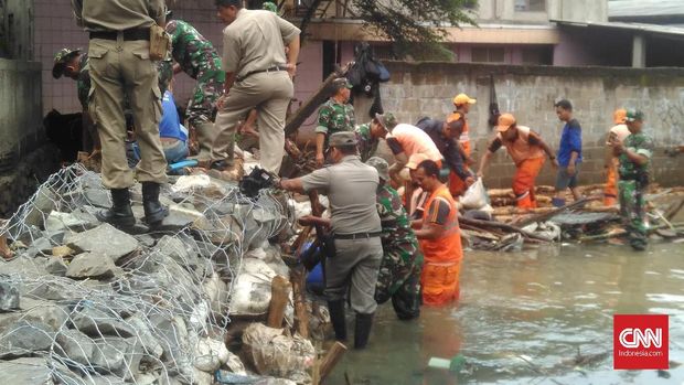 Anies Yakin Perbaikan Tanggul Jati Padang Selesai Hari Ini