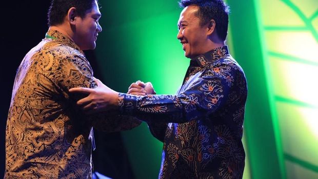 Menpora Imam Nahwari (kanan) memberikan penghargaan kepada 286 legenda olahraga Indonesia.