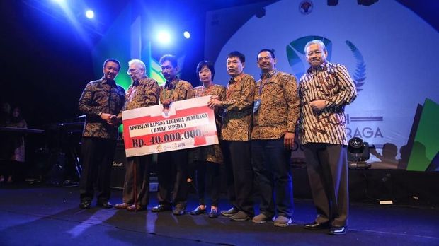 Menpora Imama Nahrawi (kiri) memberikan penghargaan kepada para legenda sepak bola Indonesia.