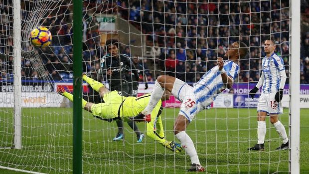 Willian mencetak satu gol dan satu assist pada laga kontra Huddersfield Town.