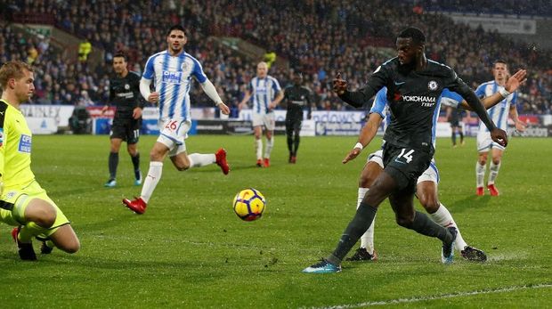 Tiemoue Bakayoko mencetak gol pembuka Chelsea di 'matchday' ke-17 Liga Primer Inggris, Selasa (12/12) waktu setempat.