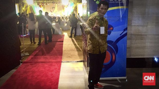 Rochy Putiray mengaku tidak bisa beraktivitas apabila tidak menggunakan alas kaki belang.