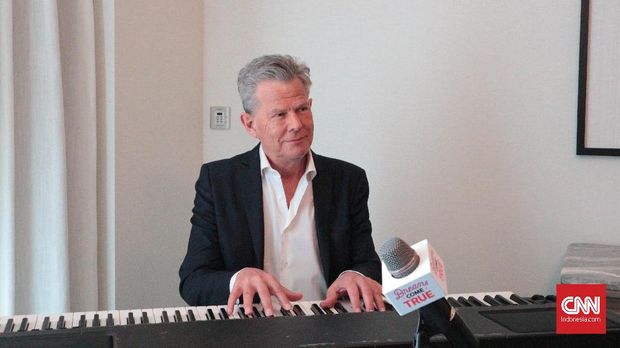 David Foster datang ke Singapura untuk melatih sejumlah musisi baru.