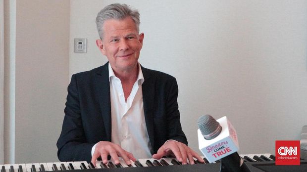 David Foster memberikan pelatihan musik kepada Abirama dan tiga kontestan lainnya.