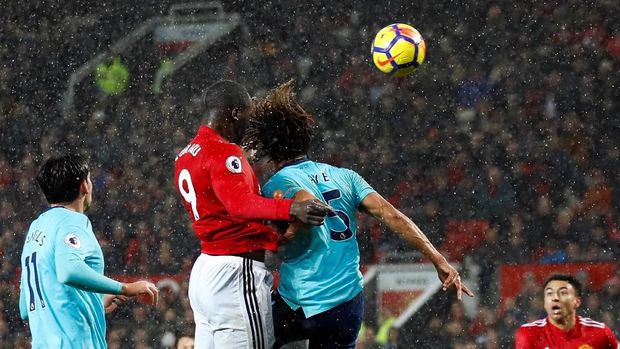 Sundulan Lukaku menjadi pembeda dalam laga antara MU dan Bournemouth di pekan ke-17 Liga Primer Inggris.