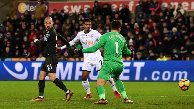 David Silva mencetak gol pembuka Manchester City ke gawang Swansea City, Rabu (13/12).