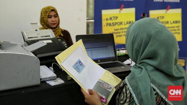 Petugas Imigrasi sedang melayani warga untuk penggantian pasport di Mall Gandari City, Jakarta Selatan 16 Desember 2017.