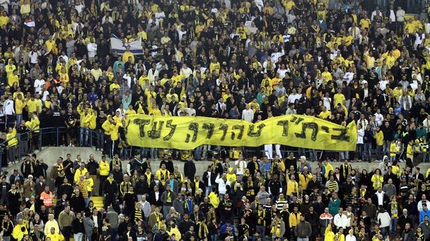 Slogan La Familia bertuliskan 'Beitar Selamanya Murni'.