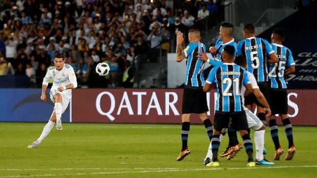 Cristiano Ronaldo mencetak gol kemenangan Real Madrid lewat tendangan bebas.