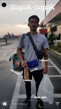 Rio Dewanto membawa perlengkapan anak istrinya/