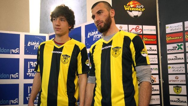 Dzhabrail Kadiyev dan Zaur Sadayev dua pemain Muslim yang direkrut Beitar pada 2013.