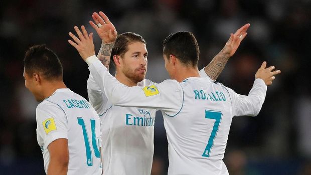 Cristiano Ronaldo merayakan gol bersama rekannya di Real Madrid, Sergio Ramos.