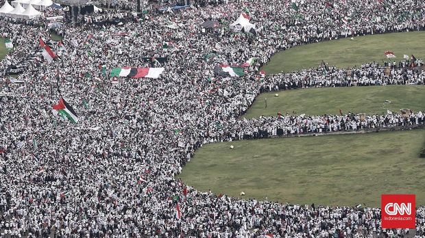 Ribuan orang memadati kawasan Monumen Nasional untuk ikut aksi bela Palestina, Minggu (17/12).