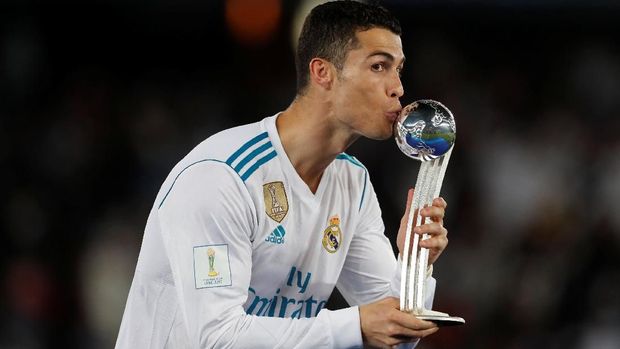 Cristiano Ronaldo mencium trofi Piala Dunia Antarklub 2017.