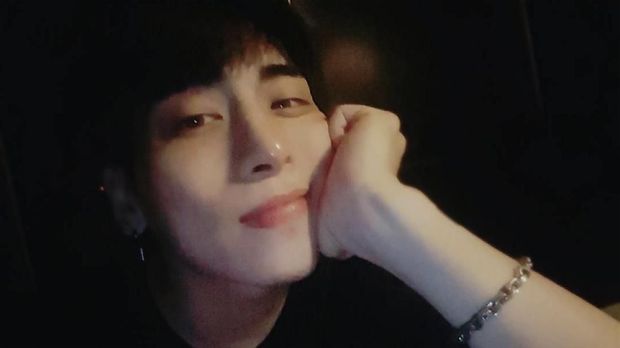 Jonghyun Shinee meninggal dunia di usia 27 tahun. Ia ditemukan tewas di apartemennya.