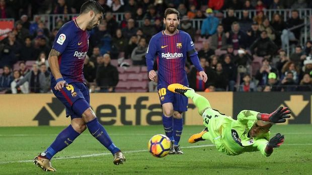 Luis Suarez mencetak sepasang gol saat Barcelona mengalahkan Deportivo 4-0.