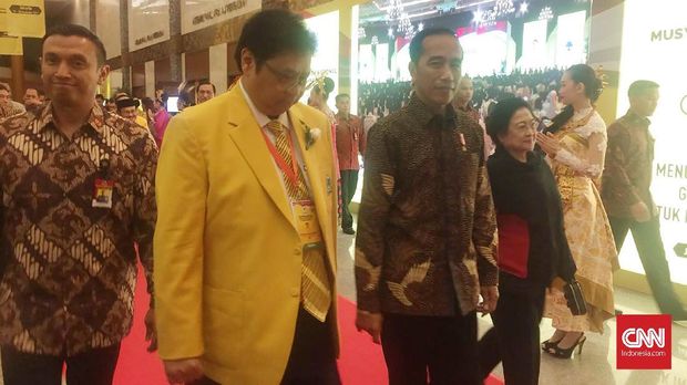 Presiden Joko Widodo bersama Megawati Sukarnoputri didampingi Ketua Umum Partai Golkar, Airlangga Hartarto hadir dalam Rapimnas Partai Golkar di JCC, Jakarta, Senin (18/12)